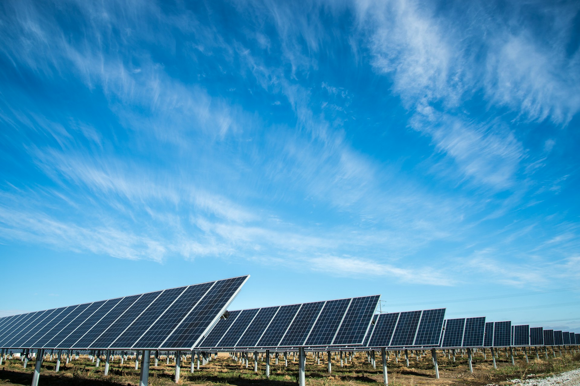 Usina solar com painéis fotovoltaicos e infraestrutura elétrica